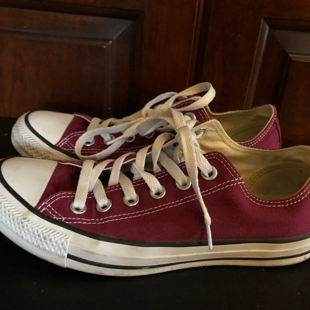 Burgundy low top converse women’s 8